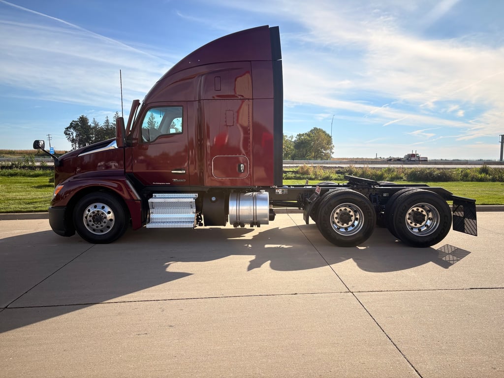 2023 Kenworth T680 in Cedar Rapids, IA — photo 4