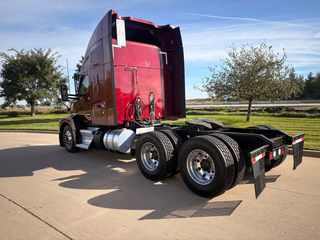 2023 Kenworth T680 in Cedar Rapids, IA — photo 5