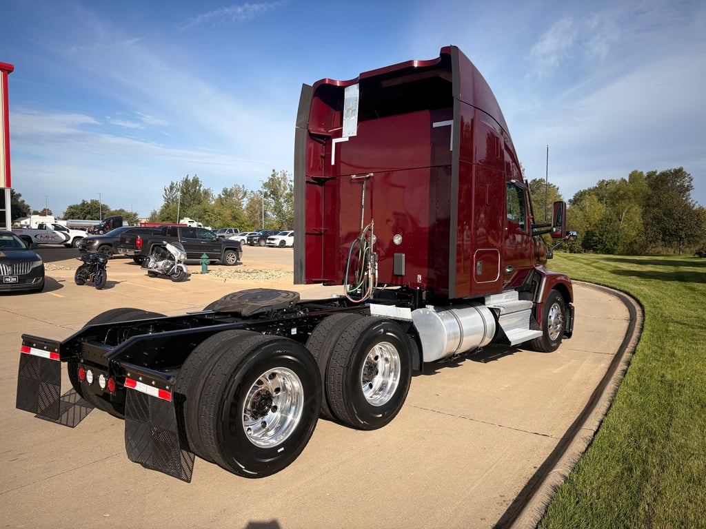 2023 Kenworth T680 in Cedar Rapids, IA — photo 7