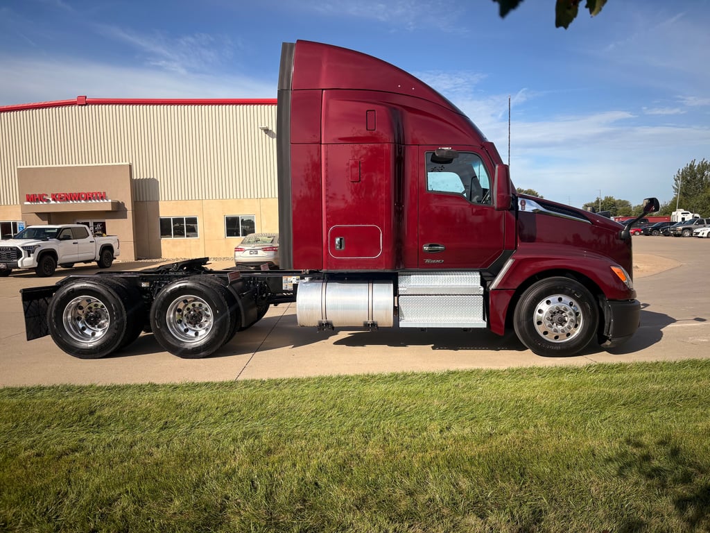 2023 Kenworth T680 in Cedar Rapids, IA — photo 8