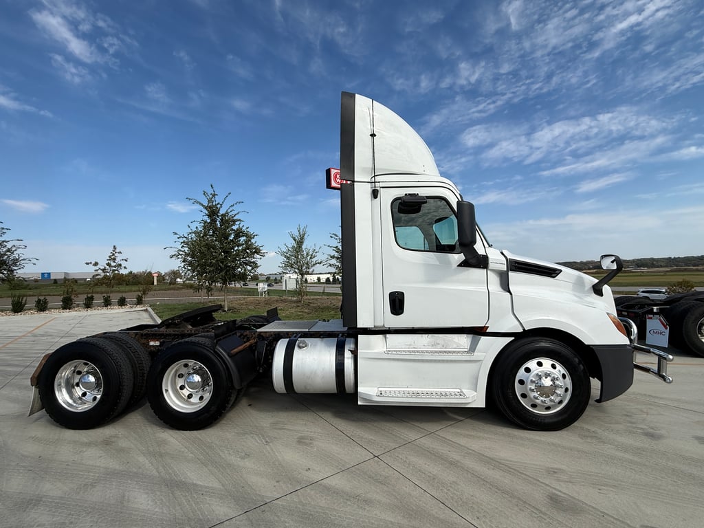2020 Freightliner Cascadia in Des Moines — photo 2
