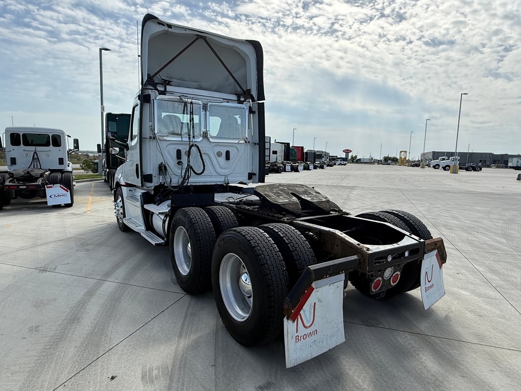 2020 Freightliner Cascadia in Des Moines — photo 5