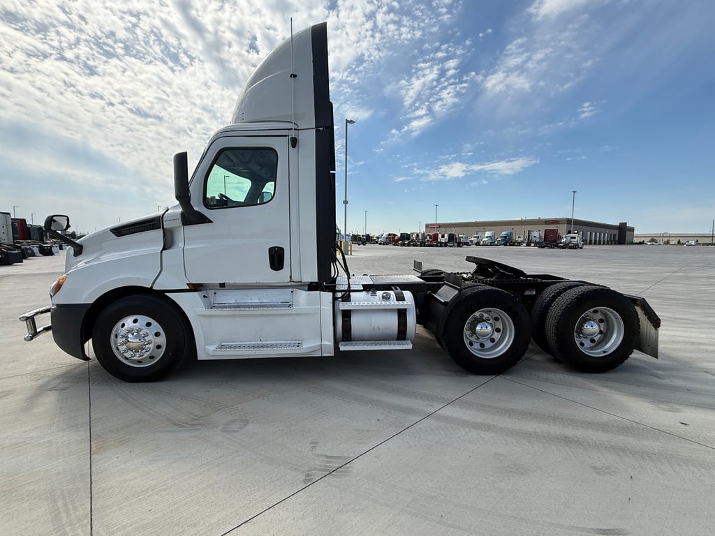 2020 Freightliner Cascadia in Des Moines — photo 6