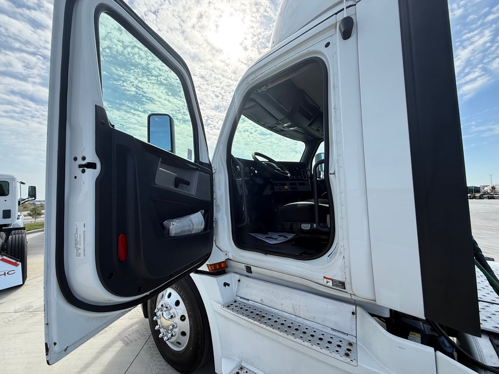 2020 Freightliner Cascadia in Des Moines — photo 8