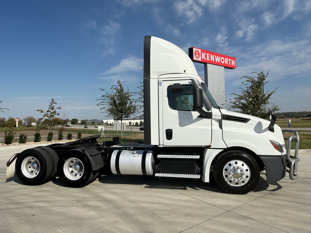 2021 Freightliner Cascadia in Des Moines — photo 2