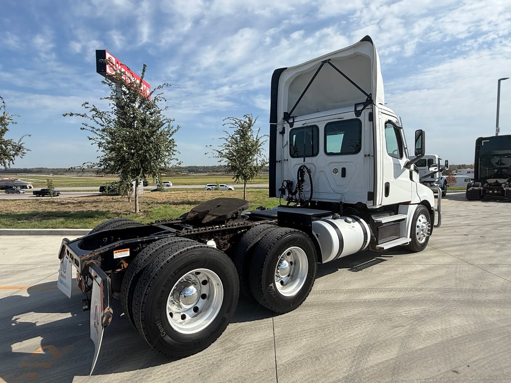 2021 Freightliner Cascadia in Des Moines — photo 3