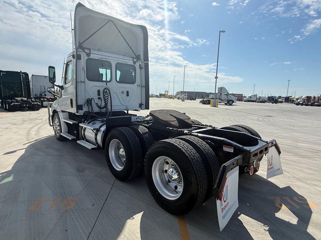 2021 Freightliner Cascadia in Des Moines — photo 5