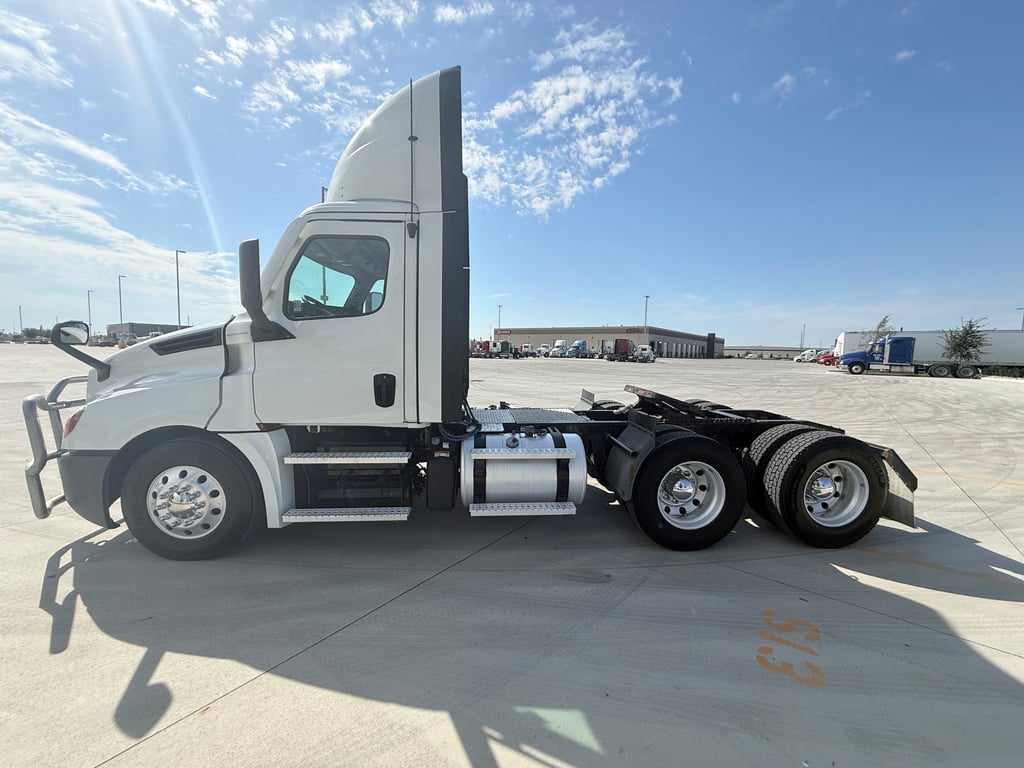 2021 Freightliner Cascadia in Des Moines — photo 6