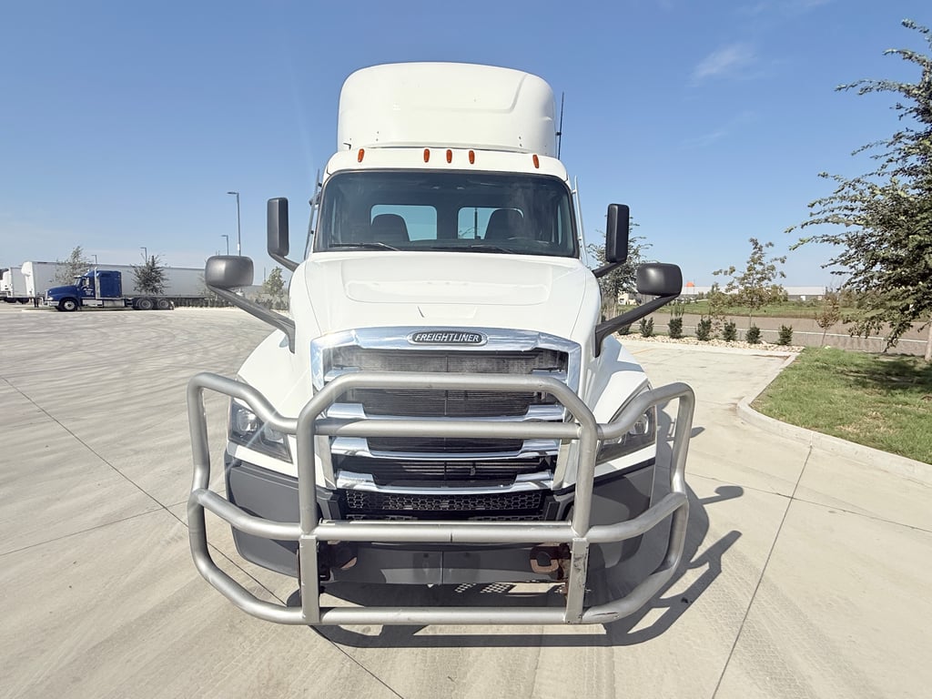 2021 Freightliner Cascadia in Des Moines — photo 8