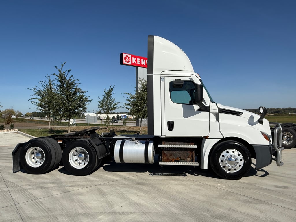 2021 Freightliner Cascadia in Des Moines — photo 2