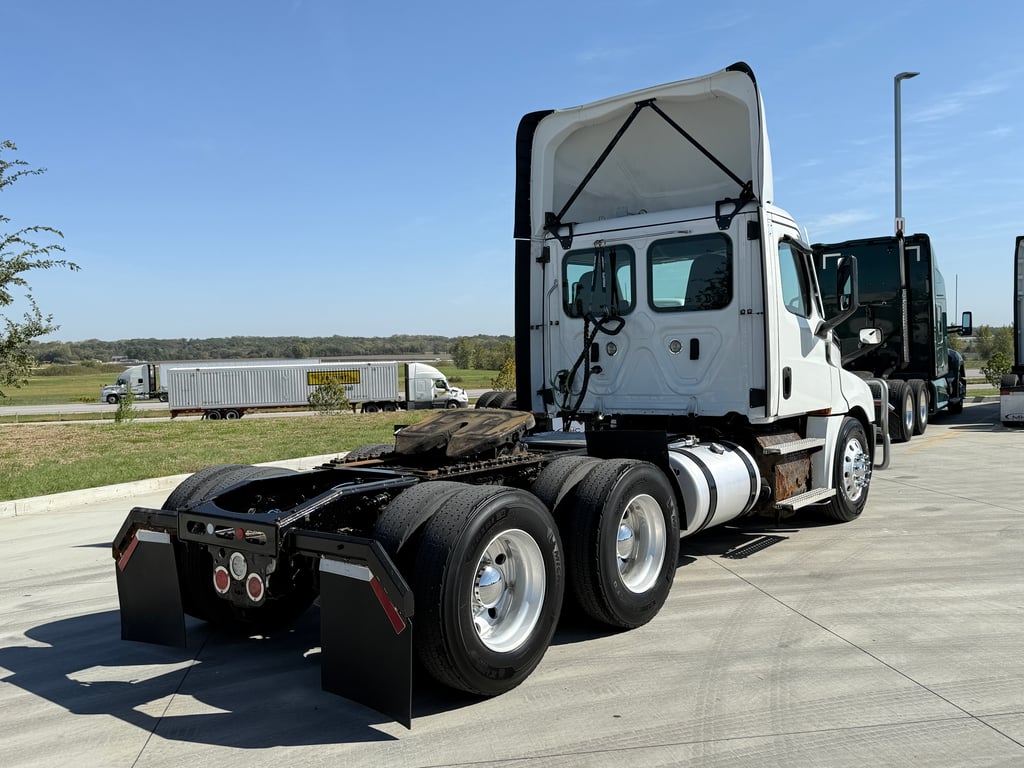 2021 Freightliner Cascadia in Des Moines — photo 3