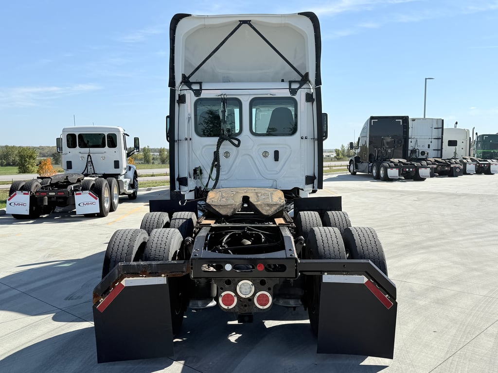 2021 Freightliner Cascadia in Des Moines — photo 4