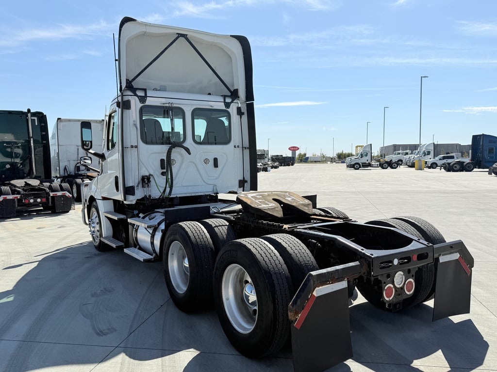 2021 Freightliner Cascadia in Des Moines — photo 5