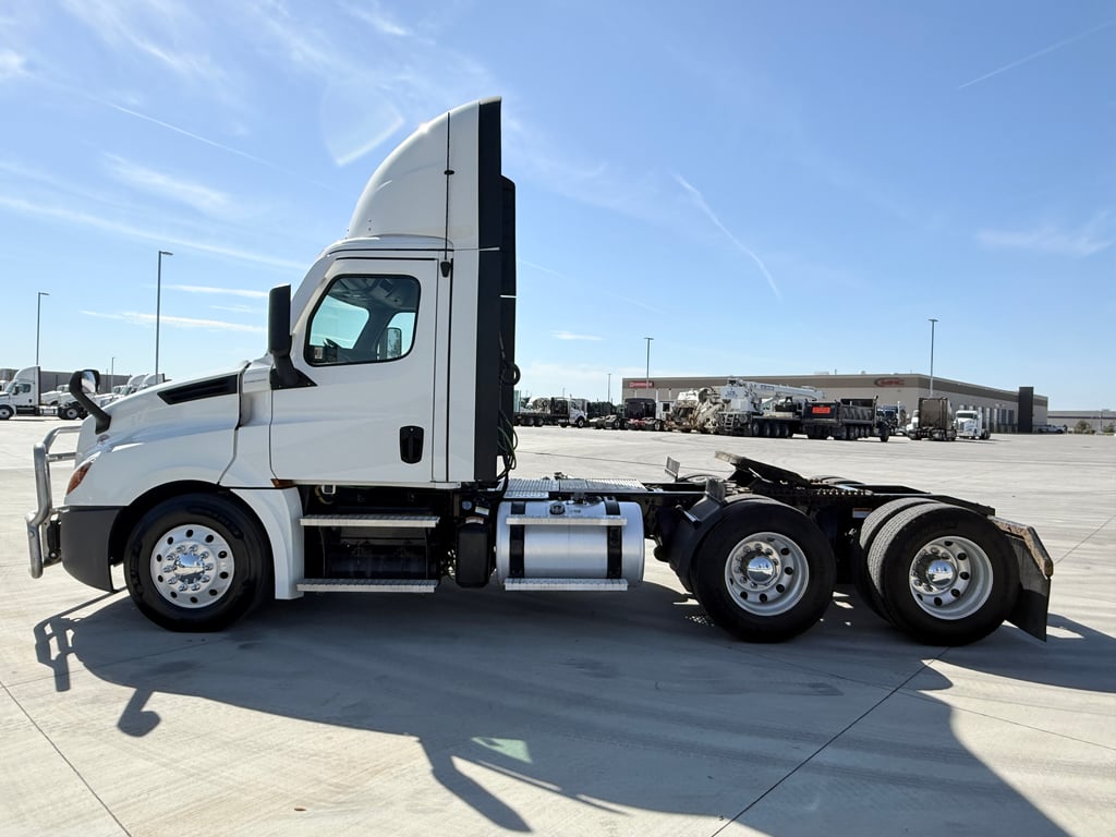 2021 Freightliner Cascadia in Des Moines — photo 6