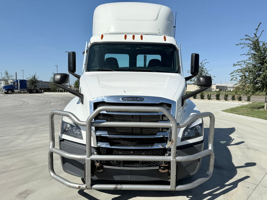 2021 Freightliner Cascadia in Des Moines — photo 8