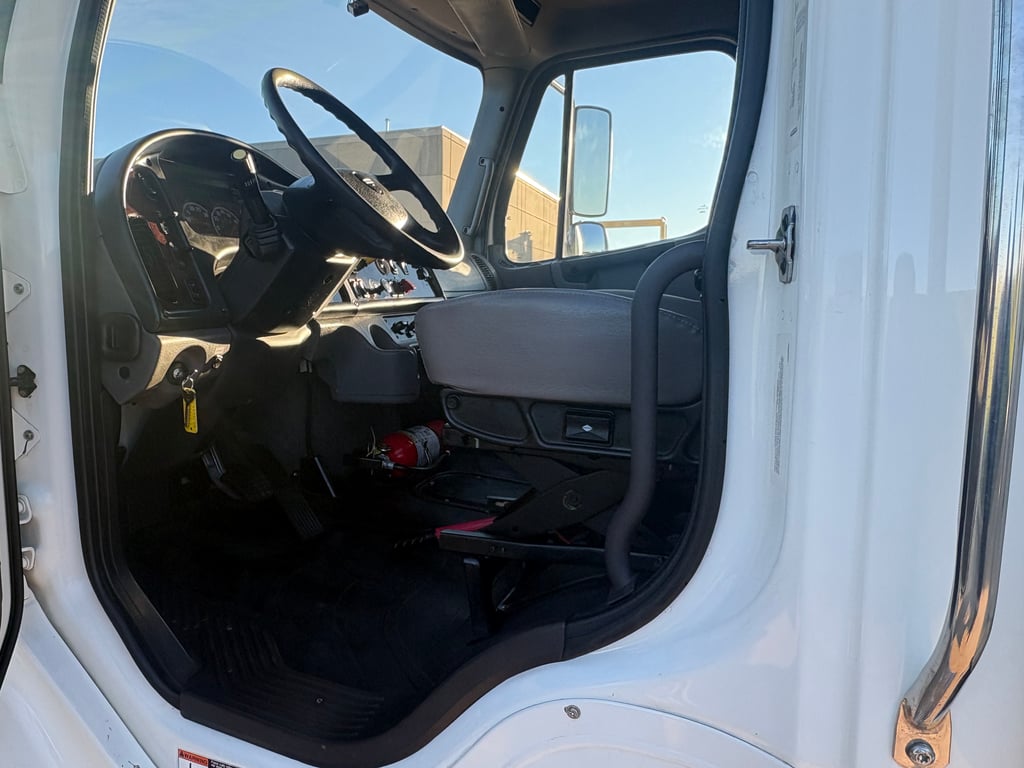 2022 Freightliner M2 106 in Denver, CO — photo 3