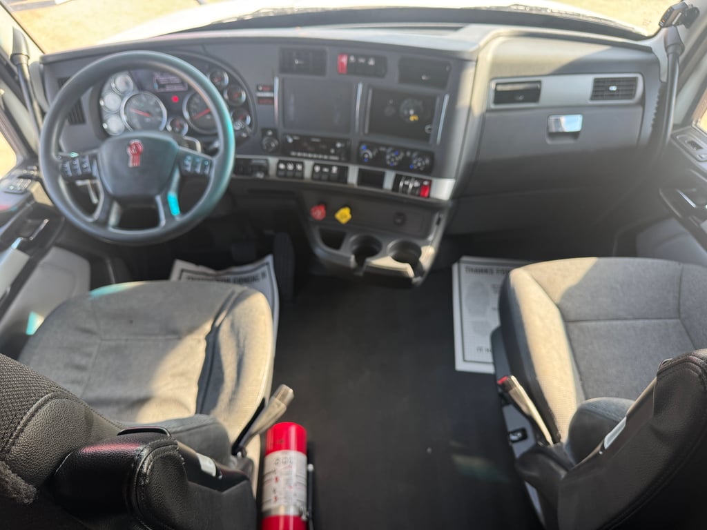 2022 Kenworth T680 in Dallas, TX — photo 2