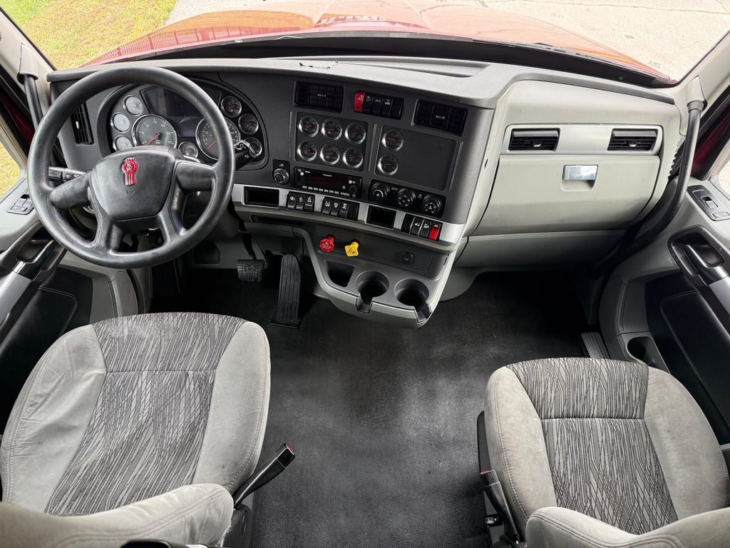 2021 Kenworth T680 in Springfield, MO — photo 3