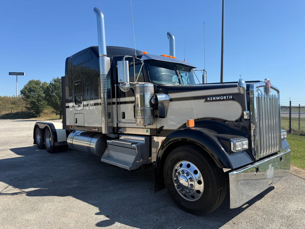 2024 Kenworth W900 in Jackson, TN — photo 2