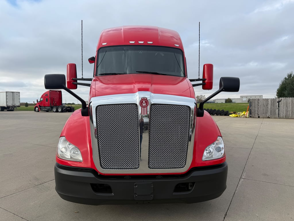 2022 Kenworth T680 in Cedar Rapids, IA — photo 7