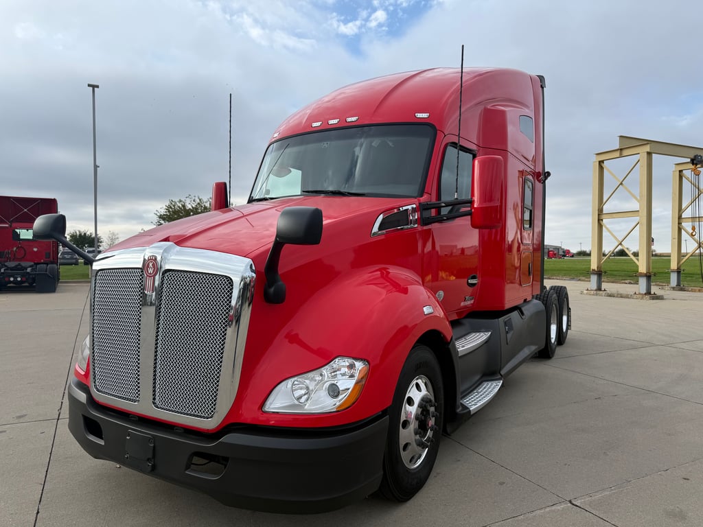 2022 Kenworth T680 in Cedar Rapids, IA — photo 2