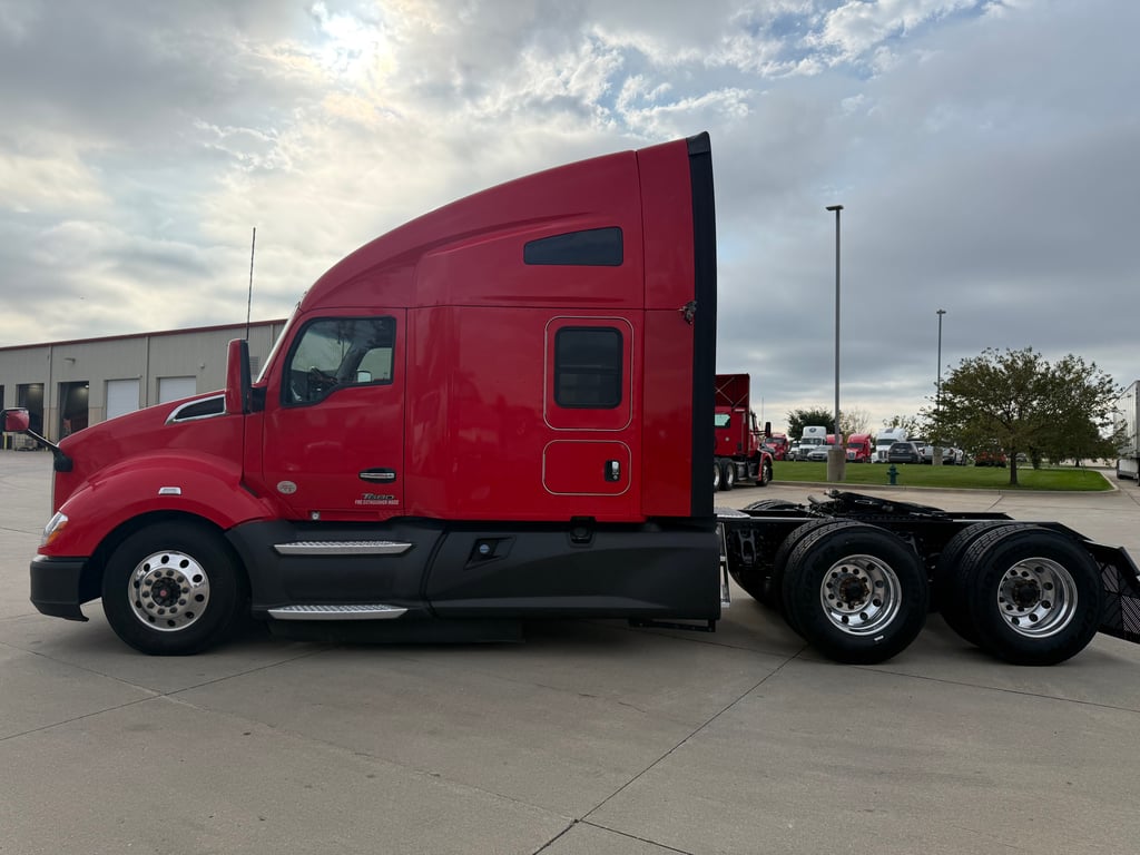 2022 Kenworth T680 in Cedar Rapids, IA — photo 8