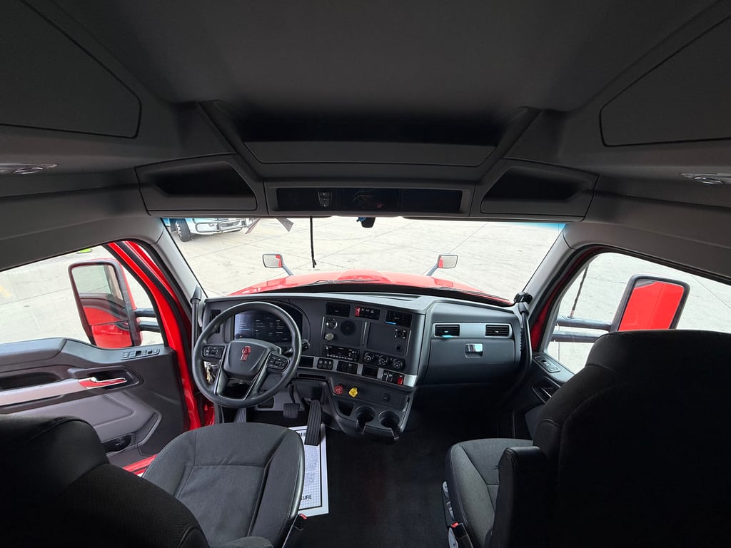 2022 Kenworth T680 in Cedar Rapids, IA — photo 3