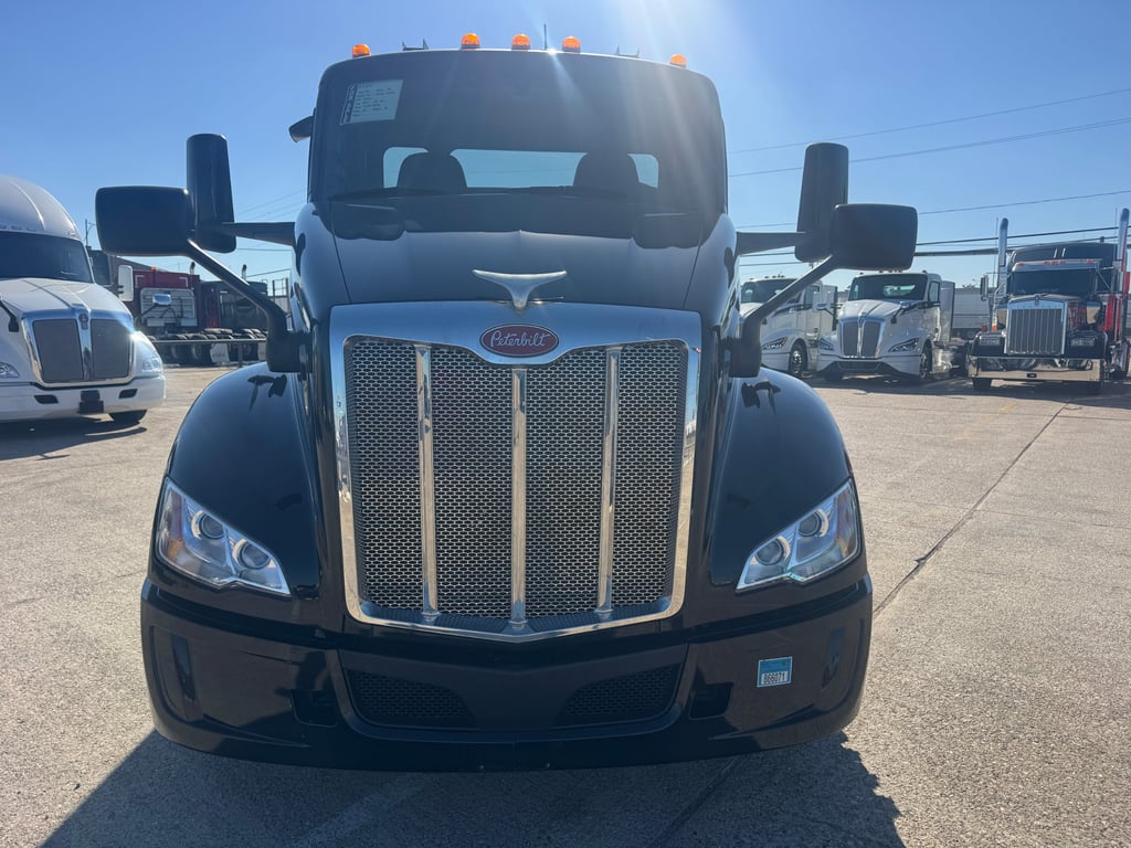 2022 Peterbilt 579 in Dallas, TX — photo 2