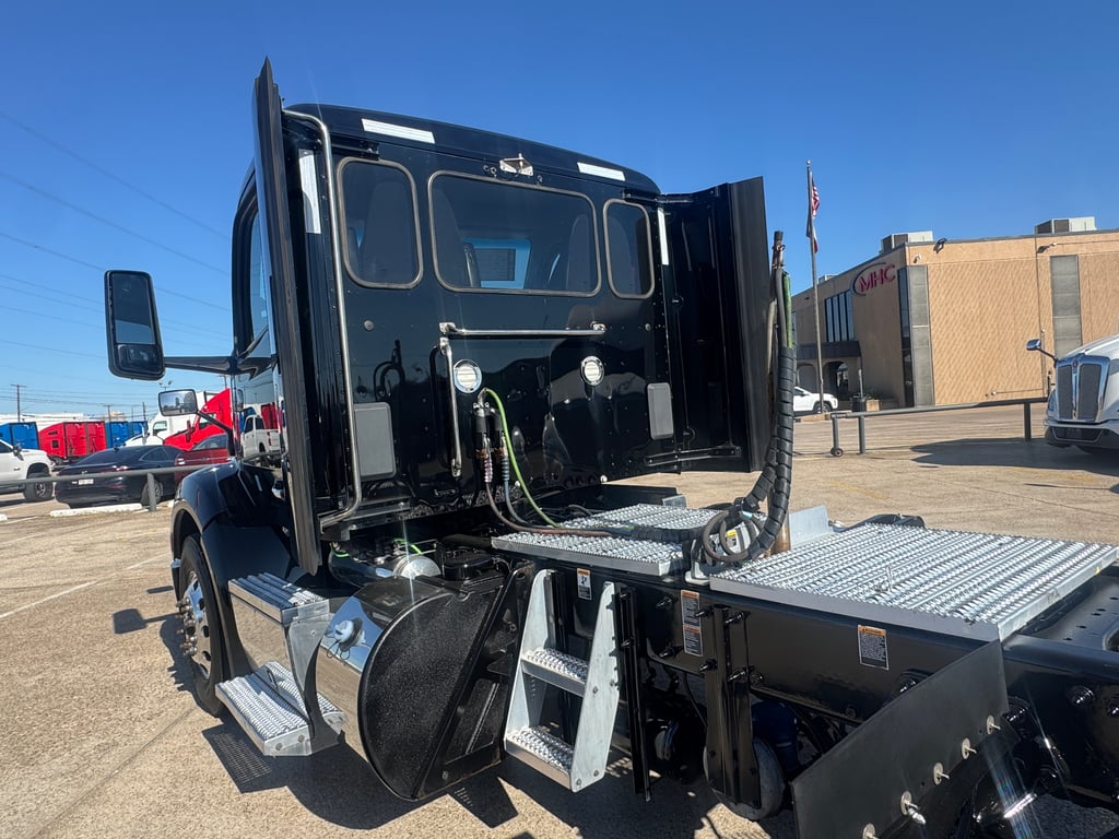 2022 Peterbilt 579 in Dallas, TX — photo 8