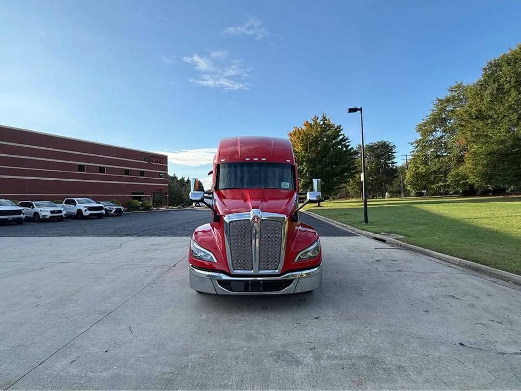 2025 Kenworth T680 in Greensboro, NC — photo 2