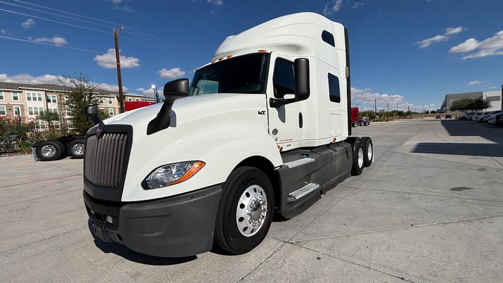 2021 International LT in El Paso, TX — photo 2