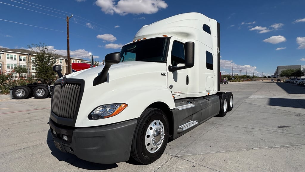 2021 International LT in El Paso, TX — photo 2