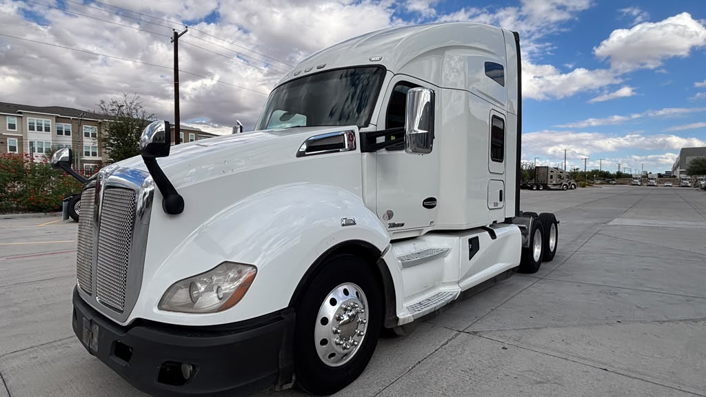 2022 Kenworth T680 in El Paso, TX — photo 8