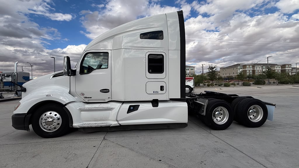 2022 Kenworth T680 in El Paso, TX — photo 2