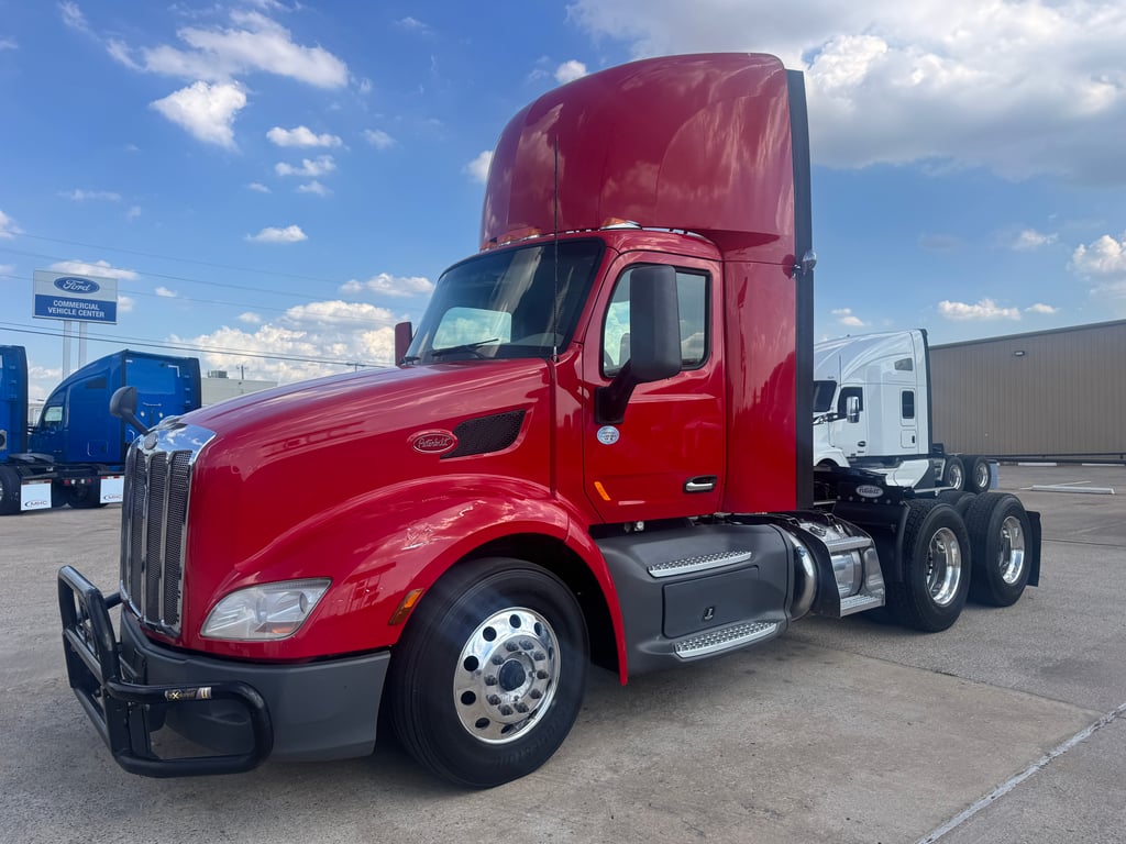 2021 Peterbilt 579 in Dallas, TX — photo 2