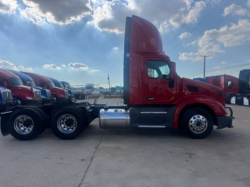 2021 Peterbilt 579 in Dallas, TX — photo 4