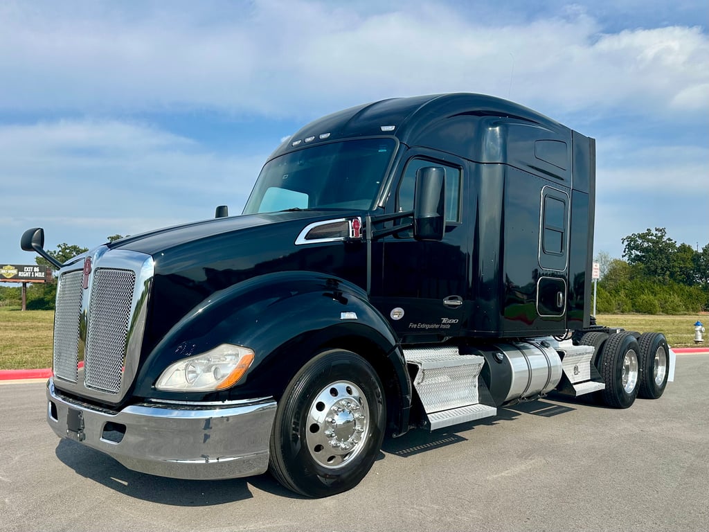 2022 Kenworth T680 in Springdale, AR — photo 2