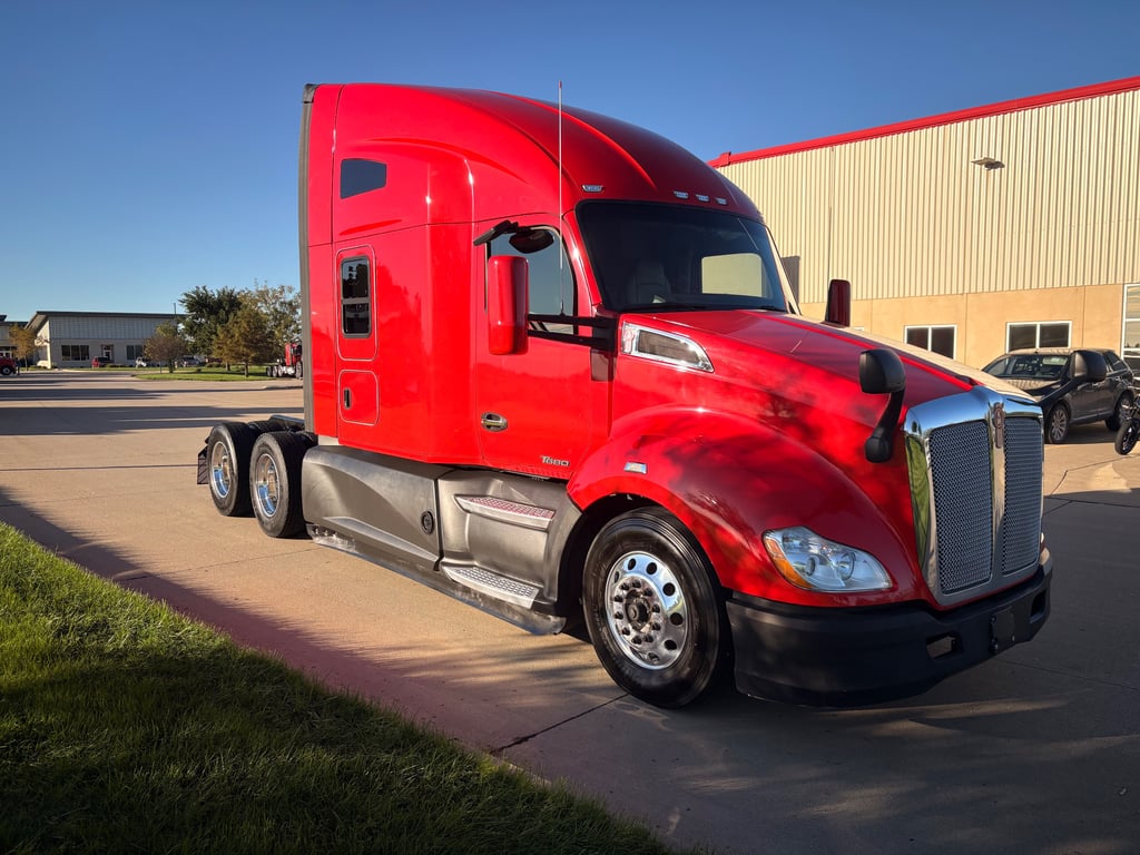 2022 Kenworth T680 in Cedar Rapids, IA