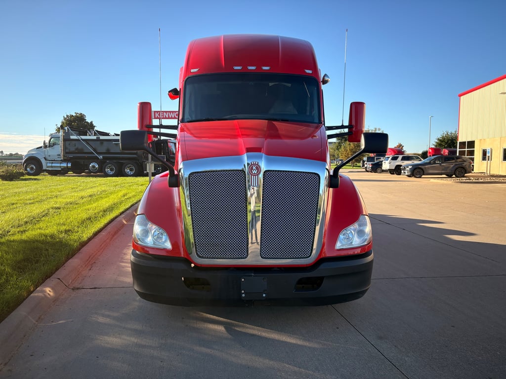 2022 Kenworth T680 in Cedar Rapids, IA — photo 2
