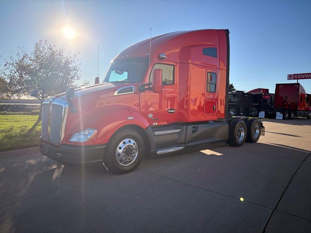 2022 Kenworth T680 in Cedar Rapids, IA — photo 3