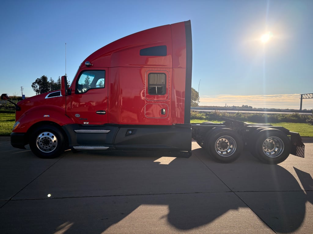 2022 Kenworth T680 in Cedar Rapids, IA — photo 4