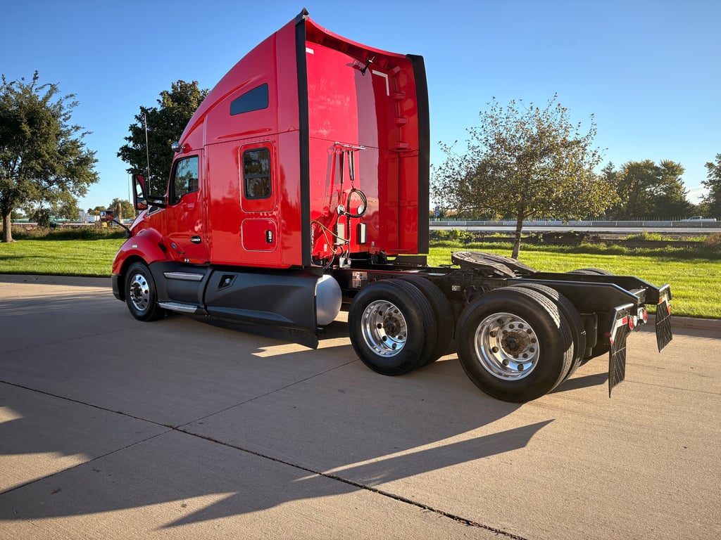 2022 Kenworth T680 in Cedar Rapids, IA — photo 5