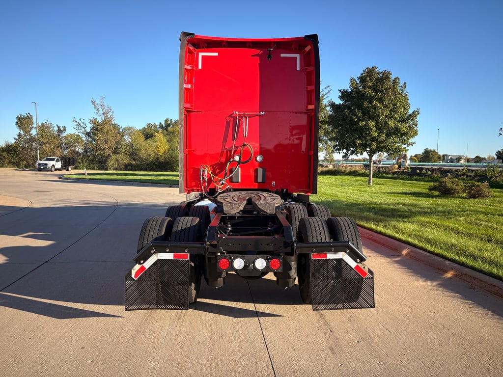 2022 Kenworth T680 in Cedar Rapids, IA — photo 6