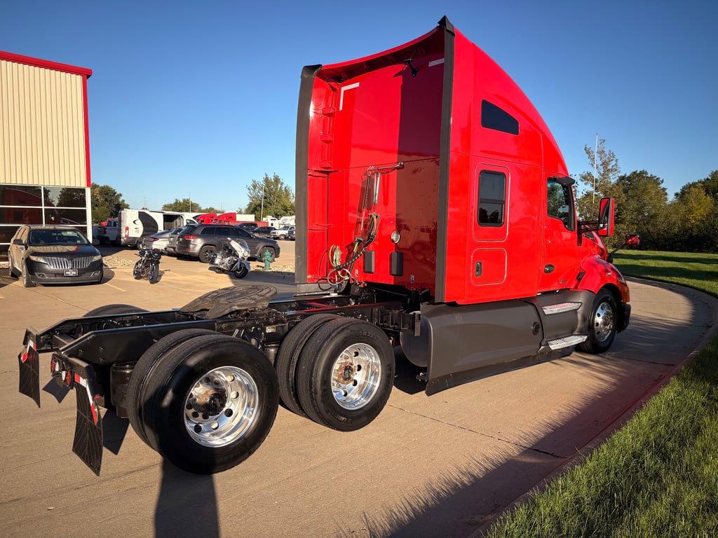 2022 Kenworth T680 in Cedar Rapids, IA — photo 7