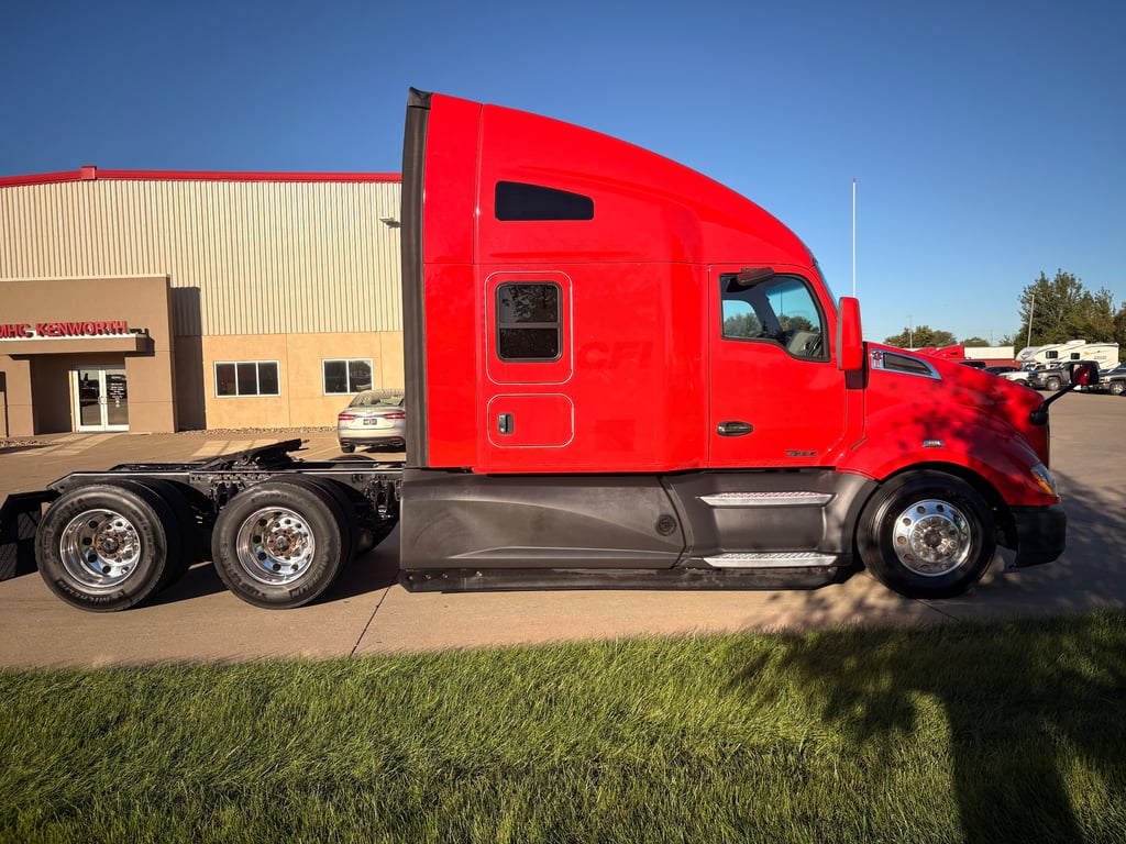 2022 Kenworth T680 in Cedar Rapids, IA — photo 8