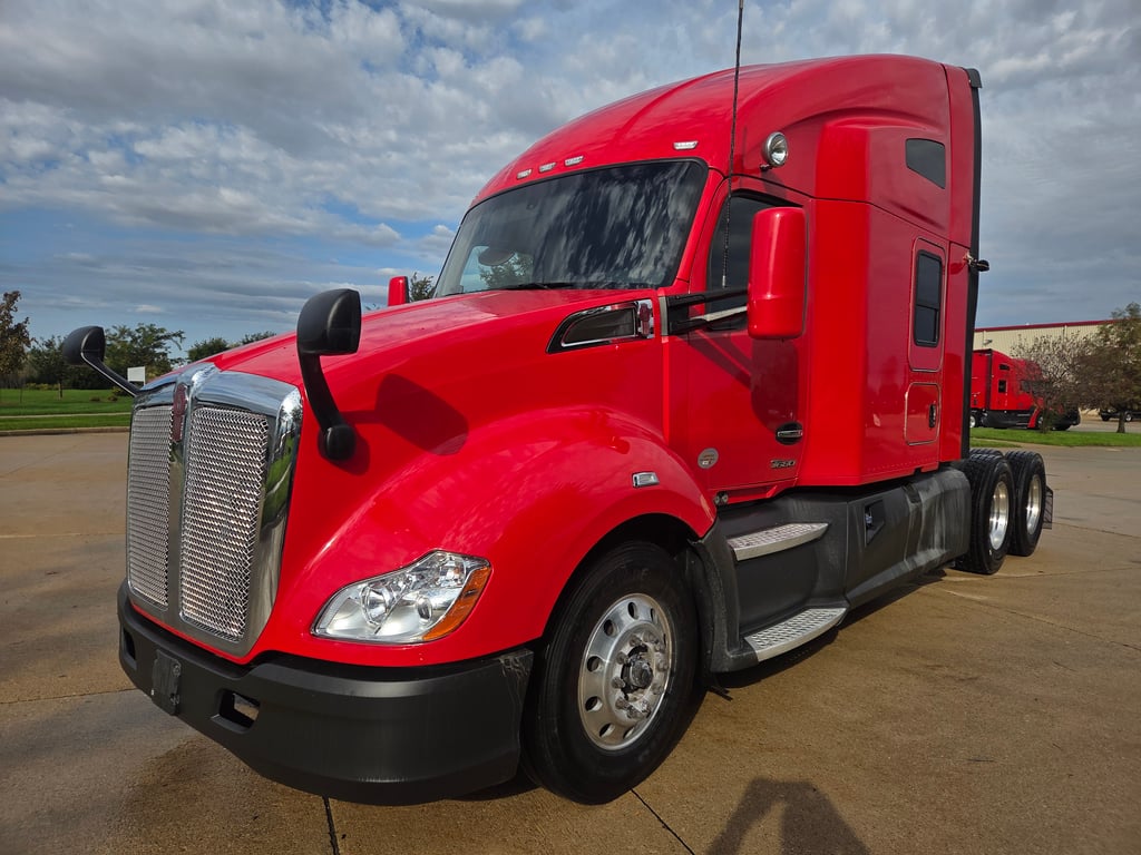 2022 Kenworth T680 in Cedar Rapids, IA — photo 2