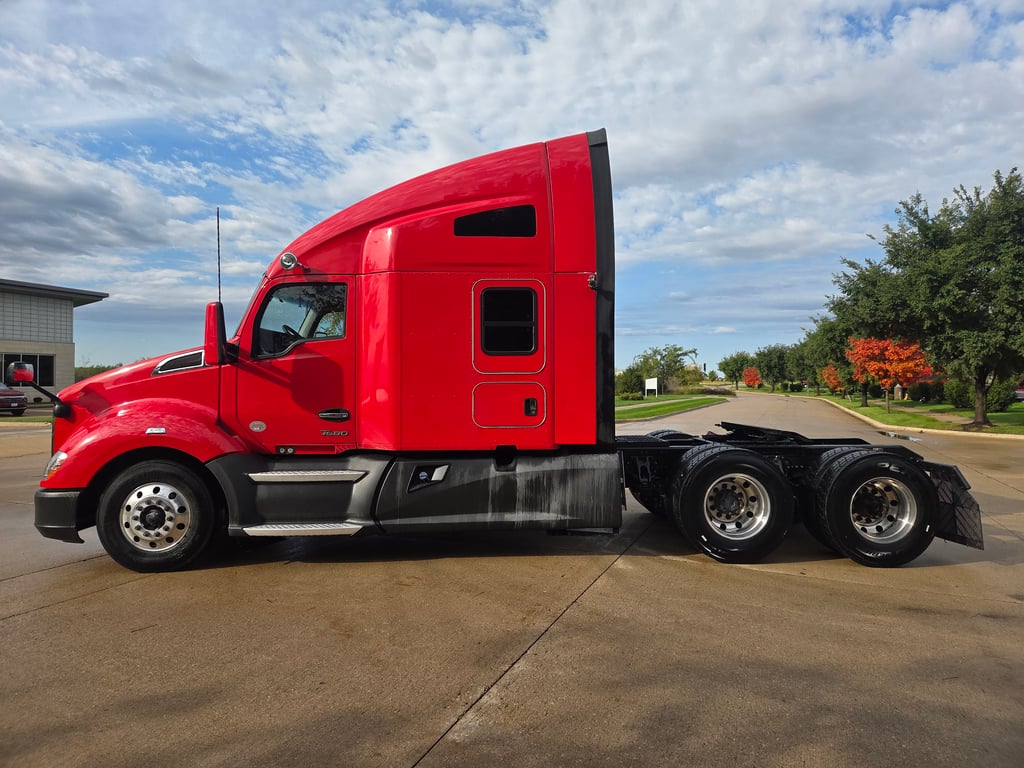 2022 Kenworth T680 in Cedar Rapids, IA — photo 7