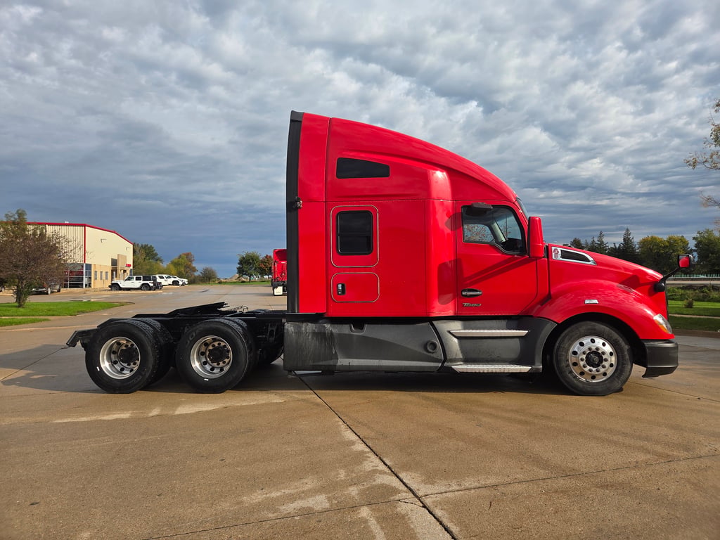 2022 Kenworth T680 in Cedar Rapids, IA — photo 8