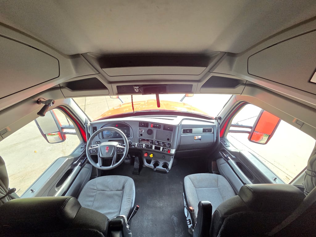 2022 Kenworth T680 in Cedar Rapids, IA — photo 3