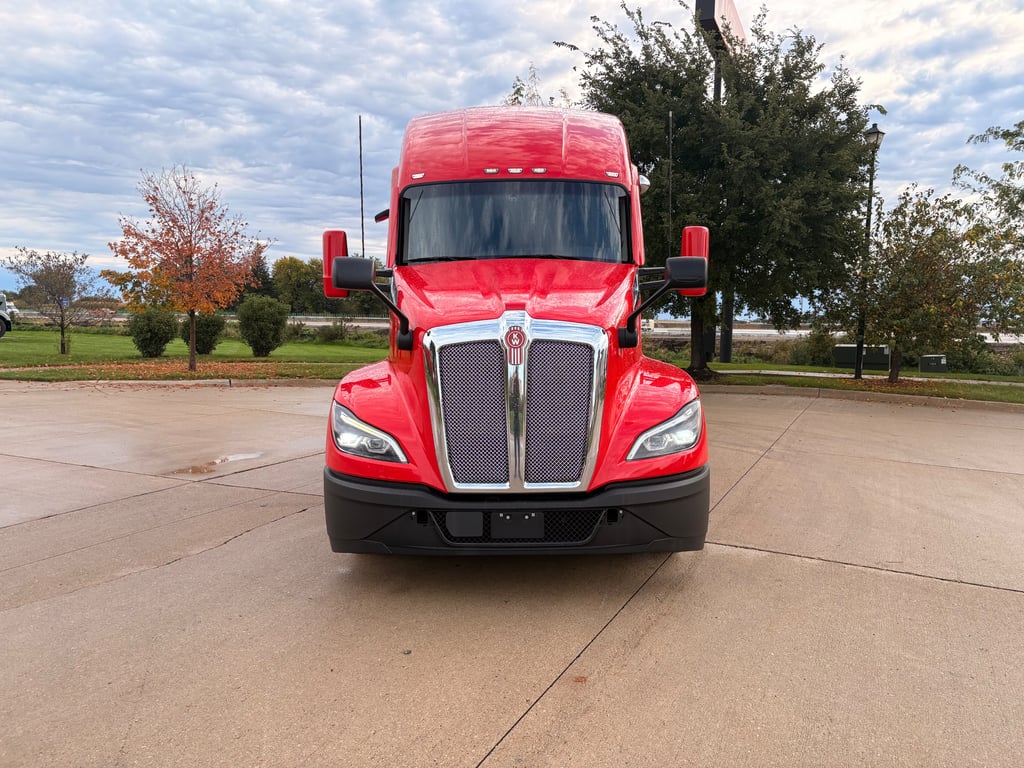2022 Kenworth T680 in Cedar Rapids, IA — photo 5